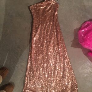 Full sequins dress.